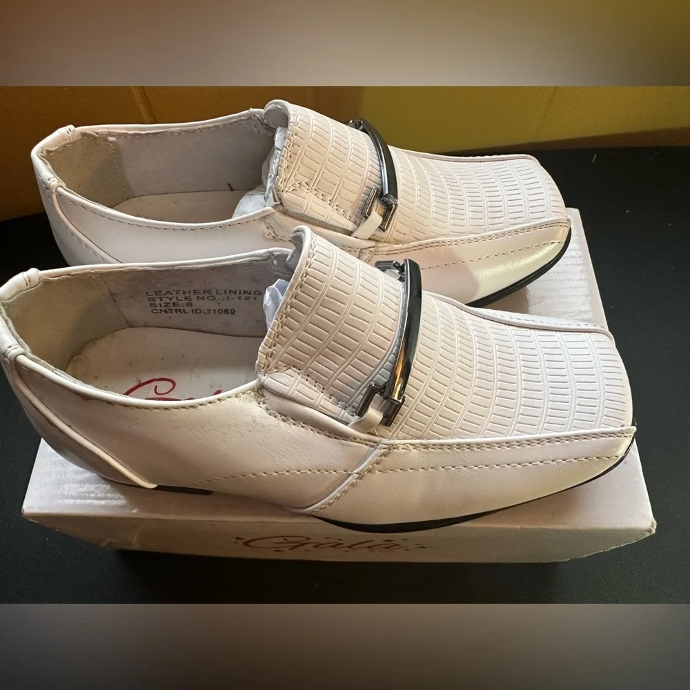 Stylish White Kids Dress Shoes size 8 They are new in their boxes.  (90)